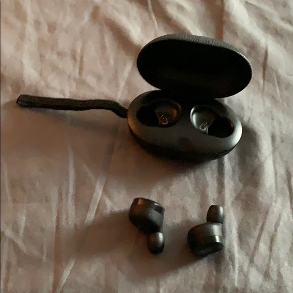 Bang & Olufsen truly wireless earbuds - Picture 4 of 4